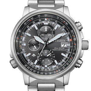Citizen Promaster Sky Funkuhr AT8300-58E Chronograph mit silberfarbenem Gehäuse, schwarzem Zifferblatt und silberfarbenem Armband
