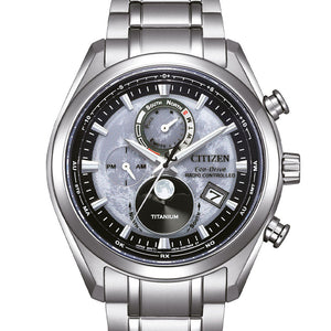 Citizen Herren Funkuhr Mondphase BY1010-81H Chronograph mit silberfarbenem Gehäuse, grauschwarzem Zifferblatt und silberfarbenem Armband