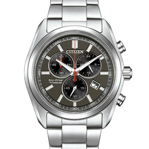 Citizen Chrono Herrenuhr AT2590-59E Chronograph mit silberfarbenem Super Titaniumgehäuse und schwarzem Zifferblatt