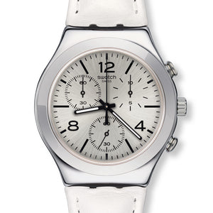 Swatch Irony Chrono Biancamente YCS111 Chronograph mit silberfarbenem Gehäuse, silberfarbenem Zifferblatt und weißem Armband