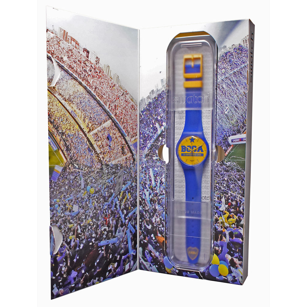 Produktfoto-2 der New Gent Armbanduhr LA MITAD MÁS UNO Set (BOCA) – SUOZ177: Blaue Uhr mit gelbem Zifferblatt vor Box mit Stadionmotiv.